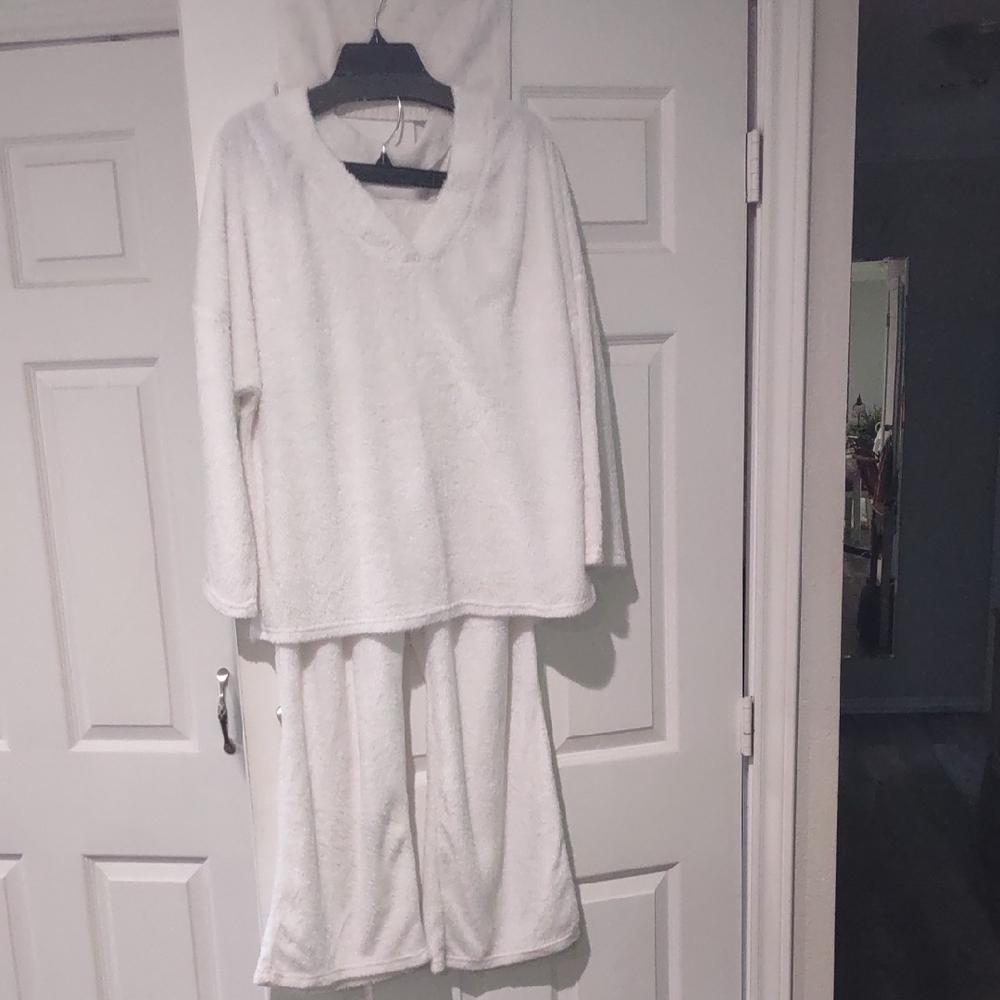 C.O.Z.Y. size Medium cozy fluffy loungewear/pajamas white vneck